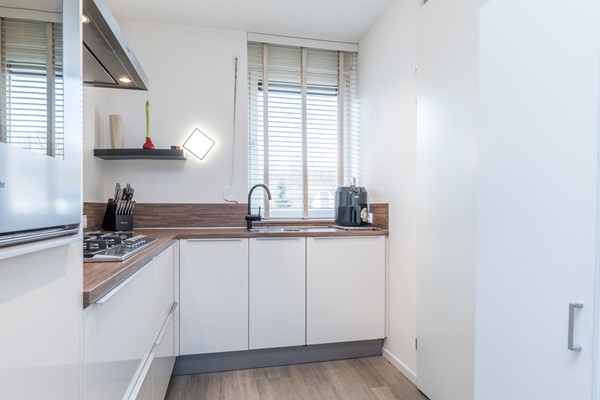 Foto - Te koop: Op goede en in geliefde woonwijk in Voerendaal gelegen halfvrijstaande bovenwoning (type B3 maisonnette), met o.a. dakterras, separate berging op de begane grond en eigen parkeerplaats. 